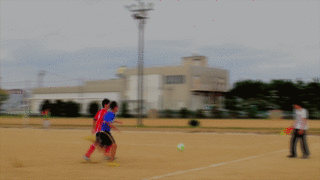 審判にシュート100.gif